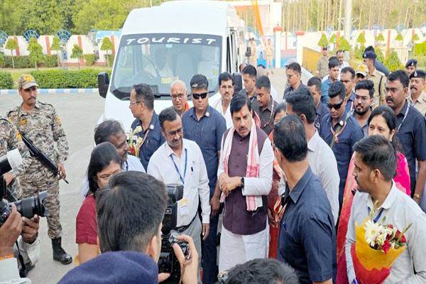 कारकेड छोड़ बस से कार्यक्रम स्थल पहुंचे सीएम मोहन यादव कारकेड छोड़ बस से कार्यक्रम स्थल पहुंचे सीएम मोहन यादव