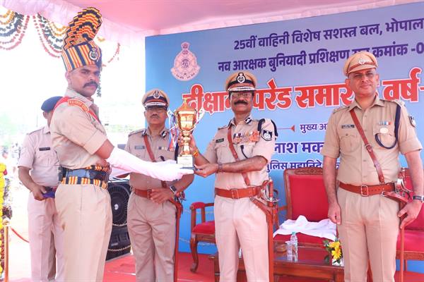 दीक्षांत समारोह के साथ मैदानी सेवा के लिए तैयार हुए नव आरक्षक दीक्षांत समारोह के साथ मैदानी सेवा के लिए तैयार हुए नव आरक्षक
