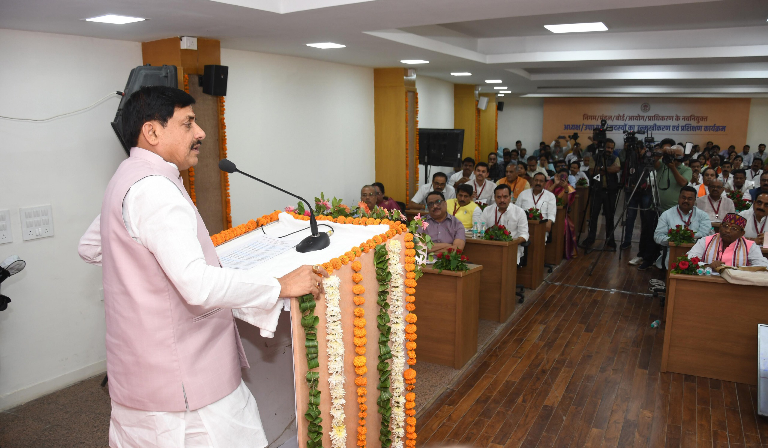 निगम-मंडलों के नव नियुक्त पदाधिकारियों को सिखाई गई रीति-नीति निगम-मंडलों के नव नियुक्त पदाधिकारियों को सिखाई गई रीति-नीति
