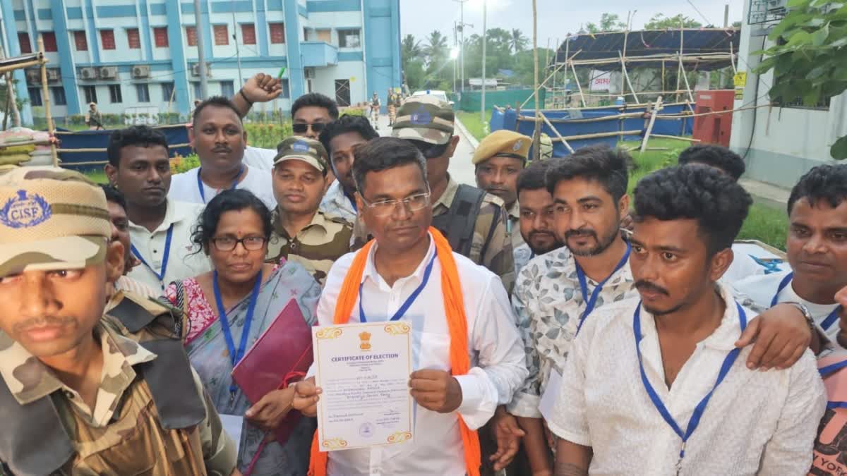पश्चिम बंगाल की फाल्टा सीट पर भाजपा का कब्जा, मैदान से हटने के बाद भी जहांगीर को वोट पश्चिम बंगाल की फाल्टा सीट पर भाजपा का कब्जा, मैदान से हटने के बाद भी जहांगीर को वोट
