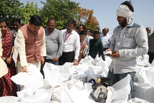 सीएम ने ट्रैक्टर ट्राली पर चढ़कर किसानों से किया संवाद