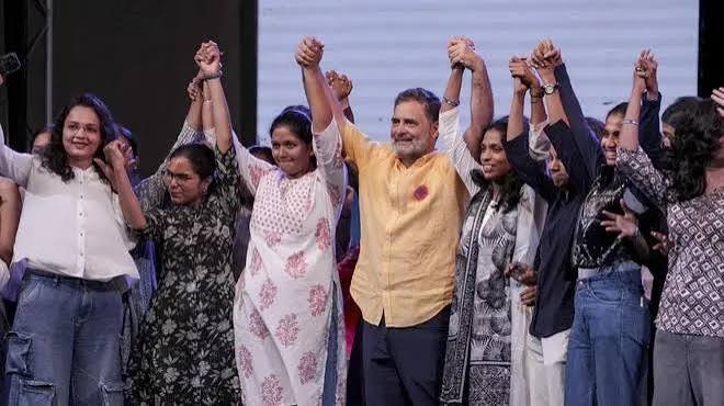 छात्रों की गूंज में गूंजे राहुल गांधी के तीखे तेवर