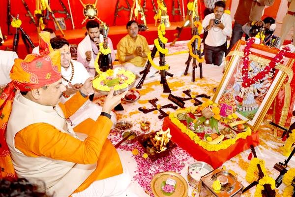 सीएम ने किया पारंपरिक और अत्याधुनिक हथियारों का पूजन सीएम ने किया पारंपरिक और अत्याधुनिक हथियारों का पूजन
